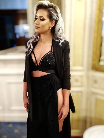 iLo in an elegant black blazer outfit